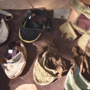 Cartucheras, bolsos, pitilleras y gorras de cuero